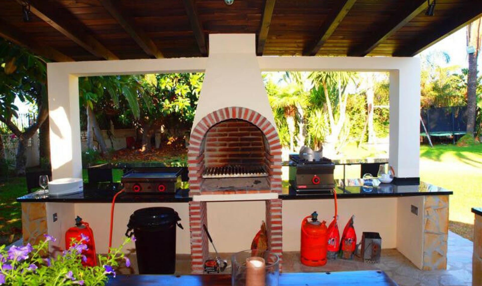 Resale - House -
Almayate