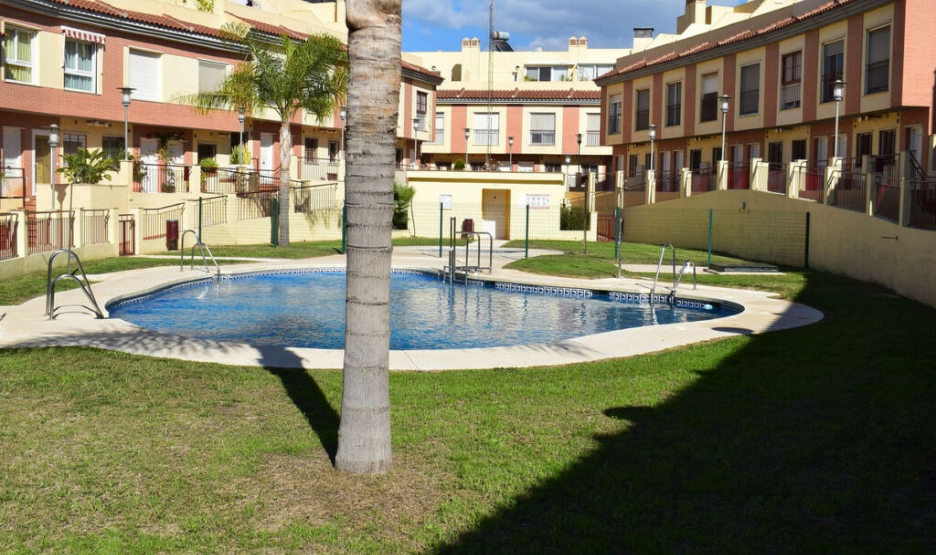 Resale - House -
Almayate