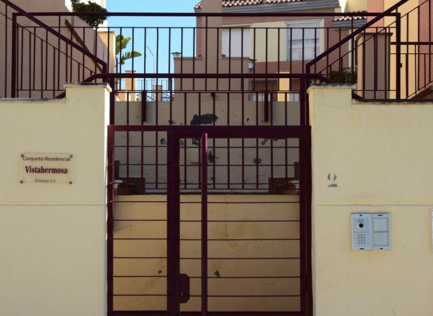 Resale - House -
Almayate