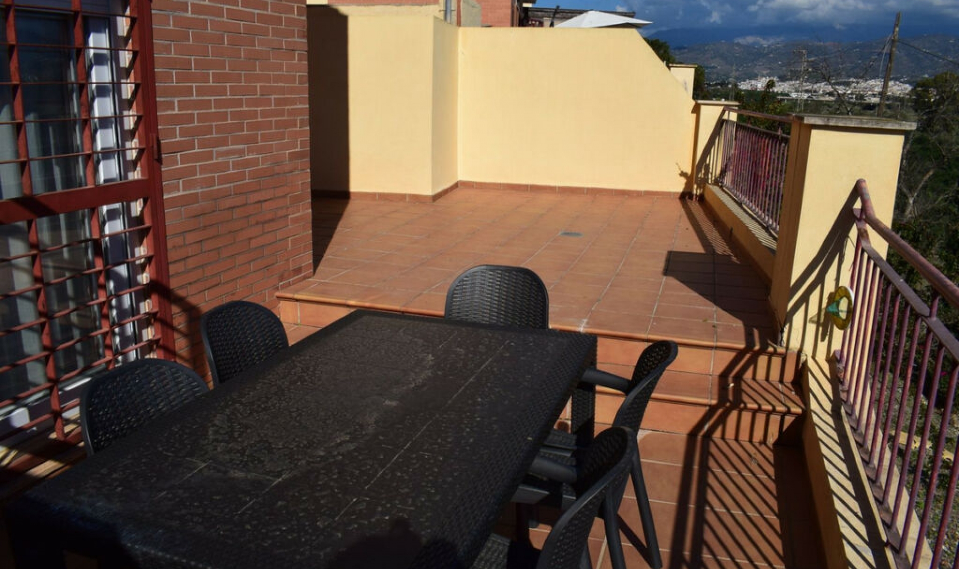 Resale - House -
Almayate