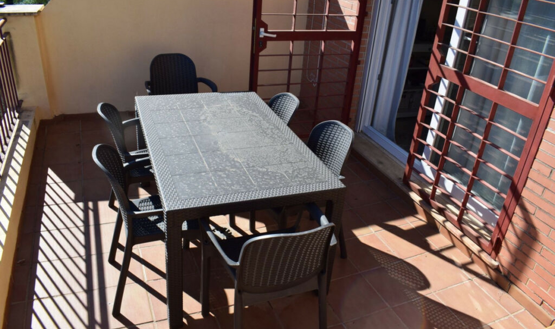 Resale - House -
Almayate