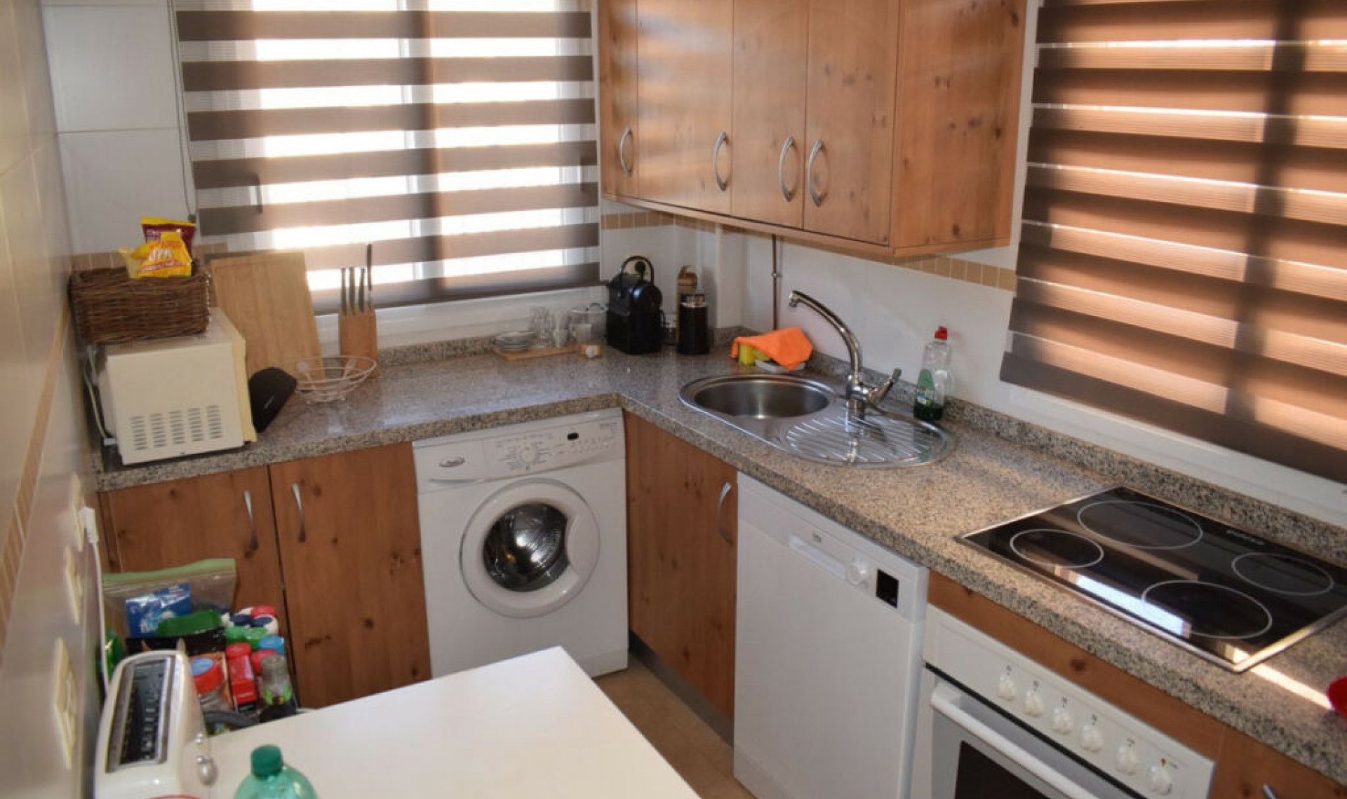 Resale - House -
Almayate