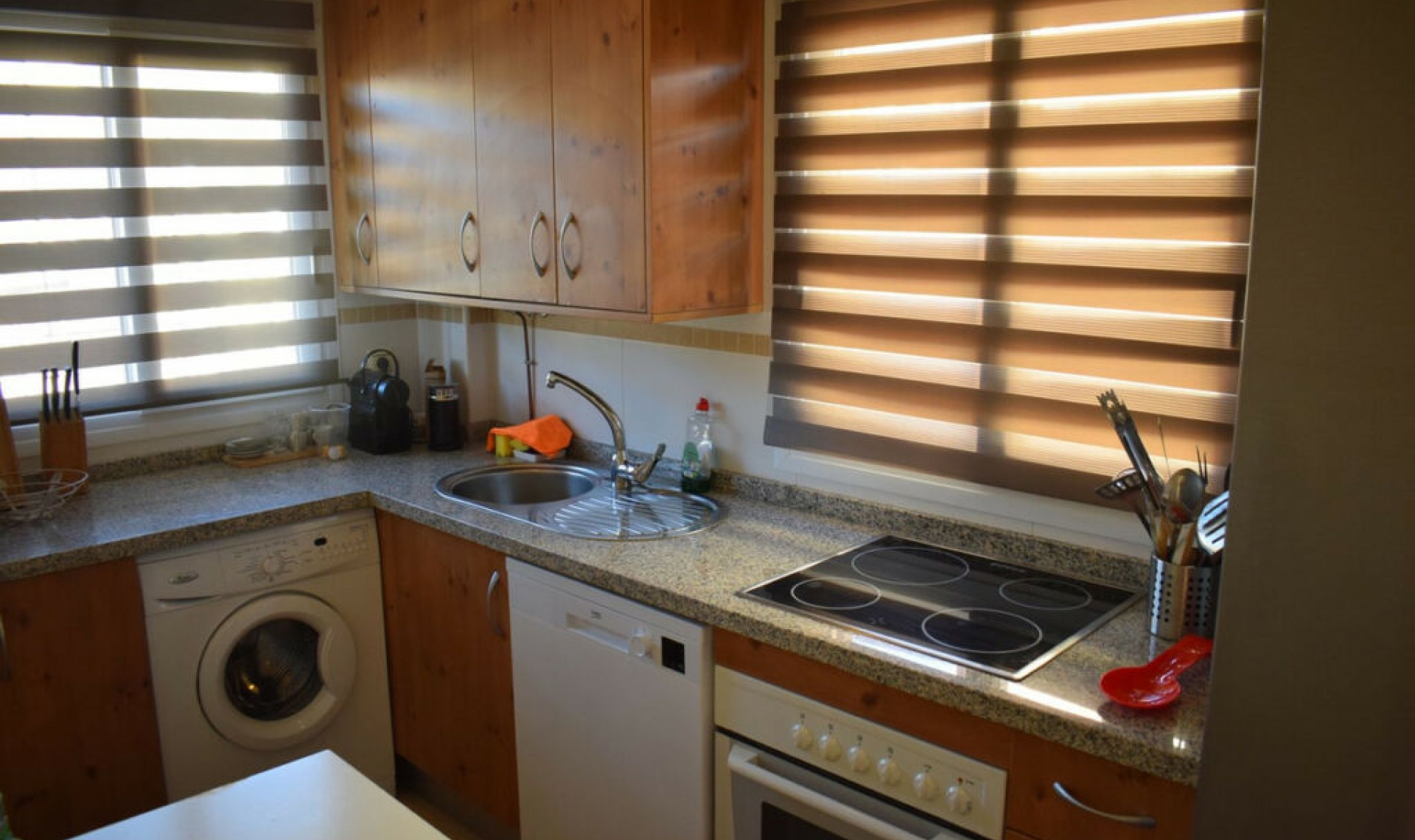 Resale - House -
Almayate