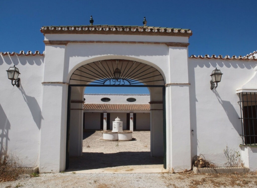 Resale - House -
Almayate