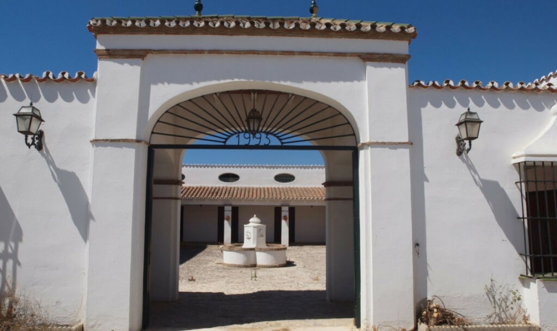 Resale - House -
Almayate
