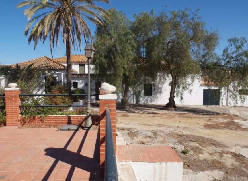 Resale - House -
Almayate