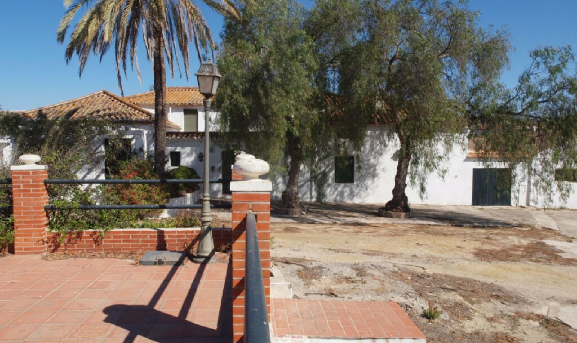 Resale - House -
Almayate