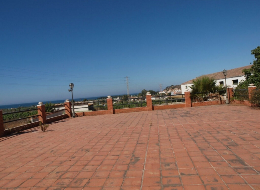Resale - House -
Almayate