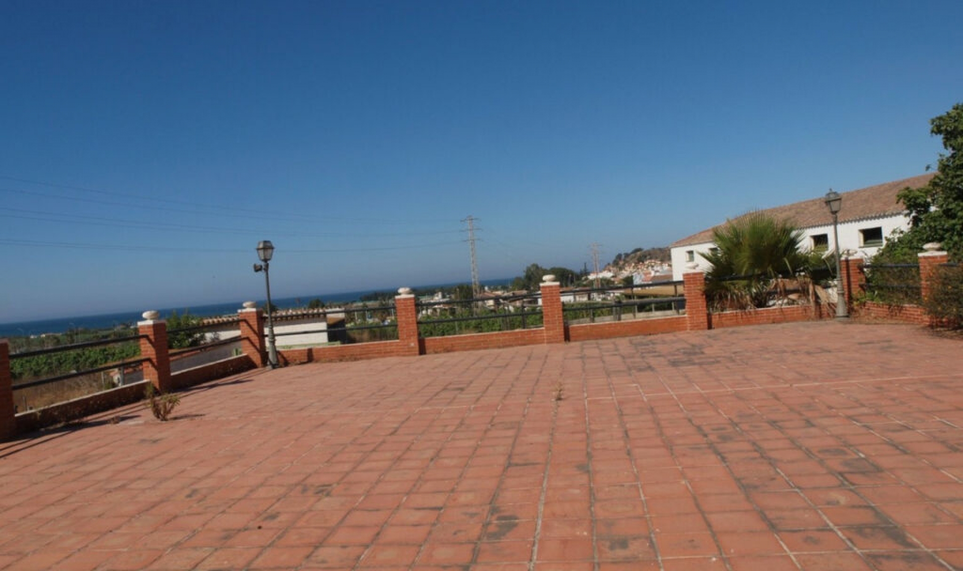 Resale - House -
Almayate