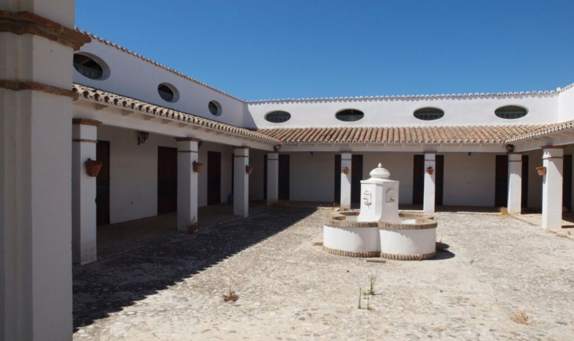 Resale - House -
Almayate