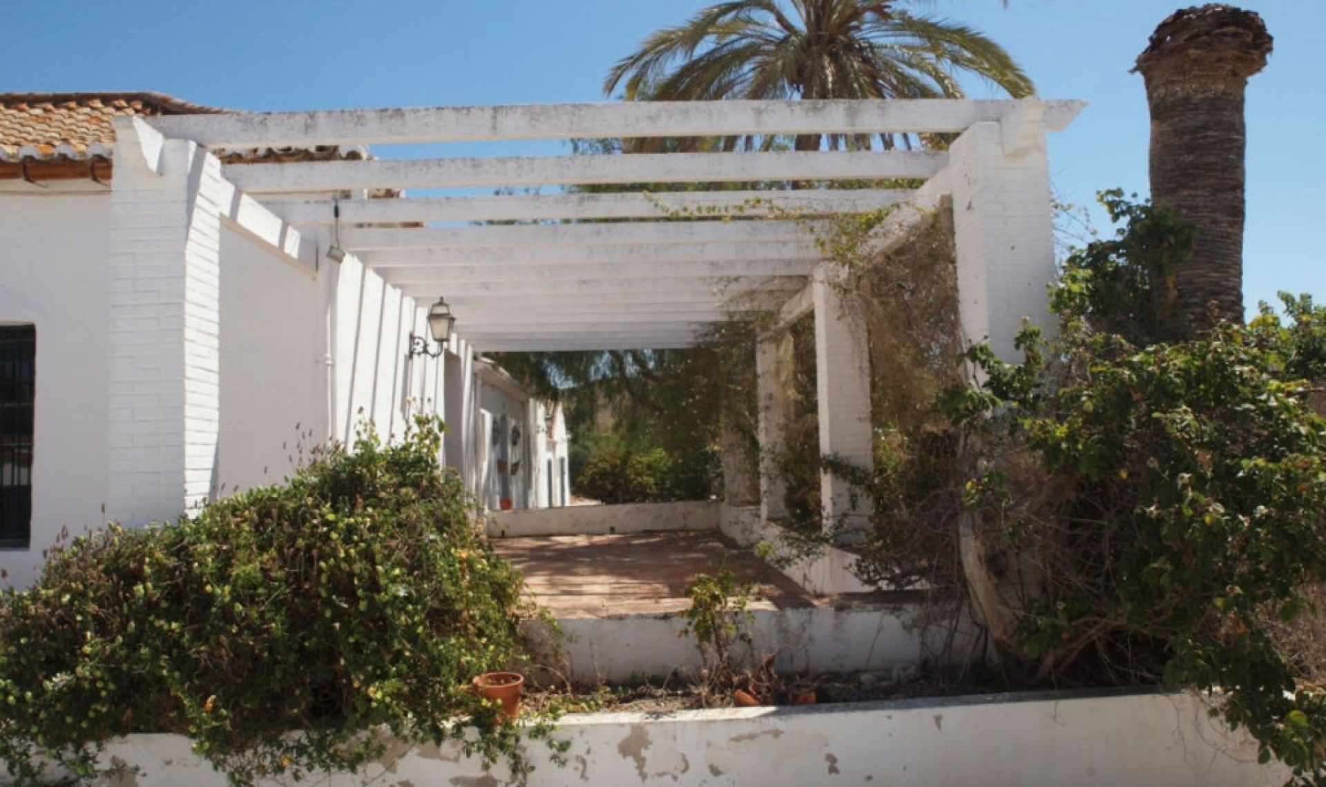 Resale - House -
Almayate