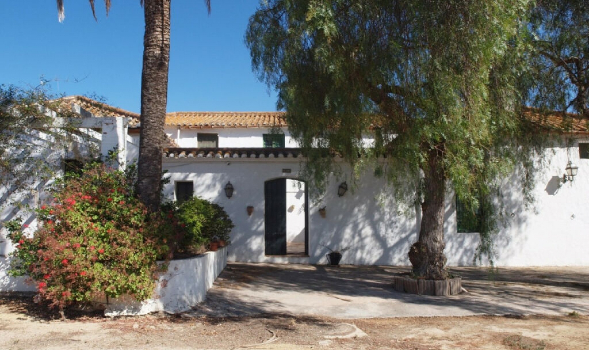 Resale - House -
Almayate