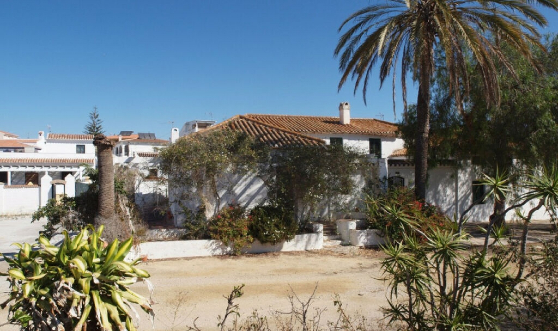 Resale - House -
Almayate