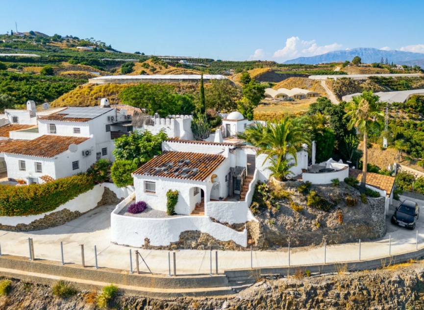 Resale - House -
Almayate