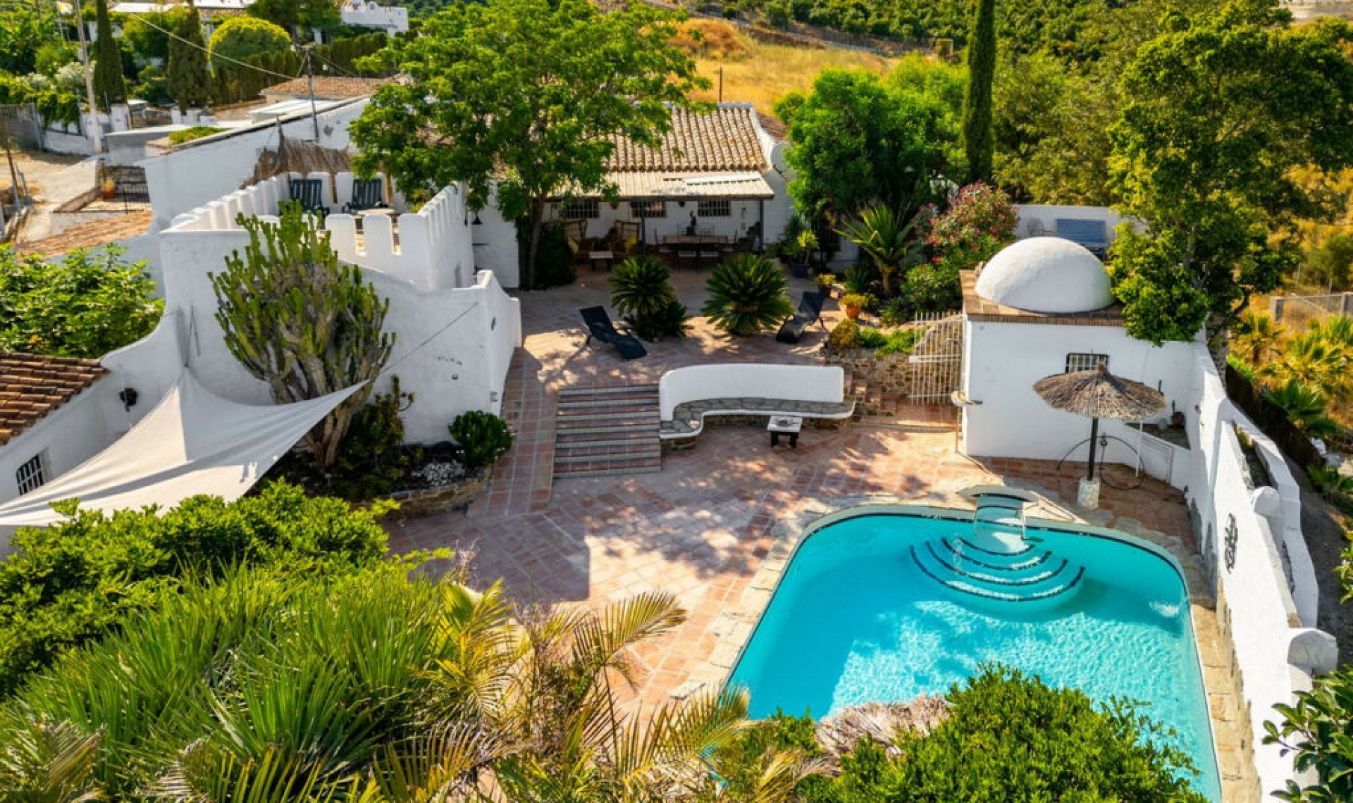 Resale - House -
Almayate