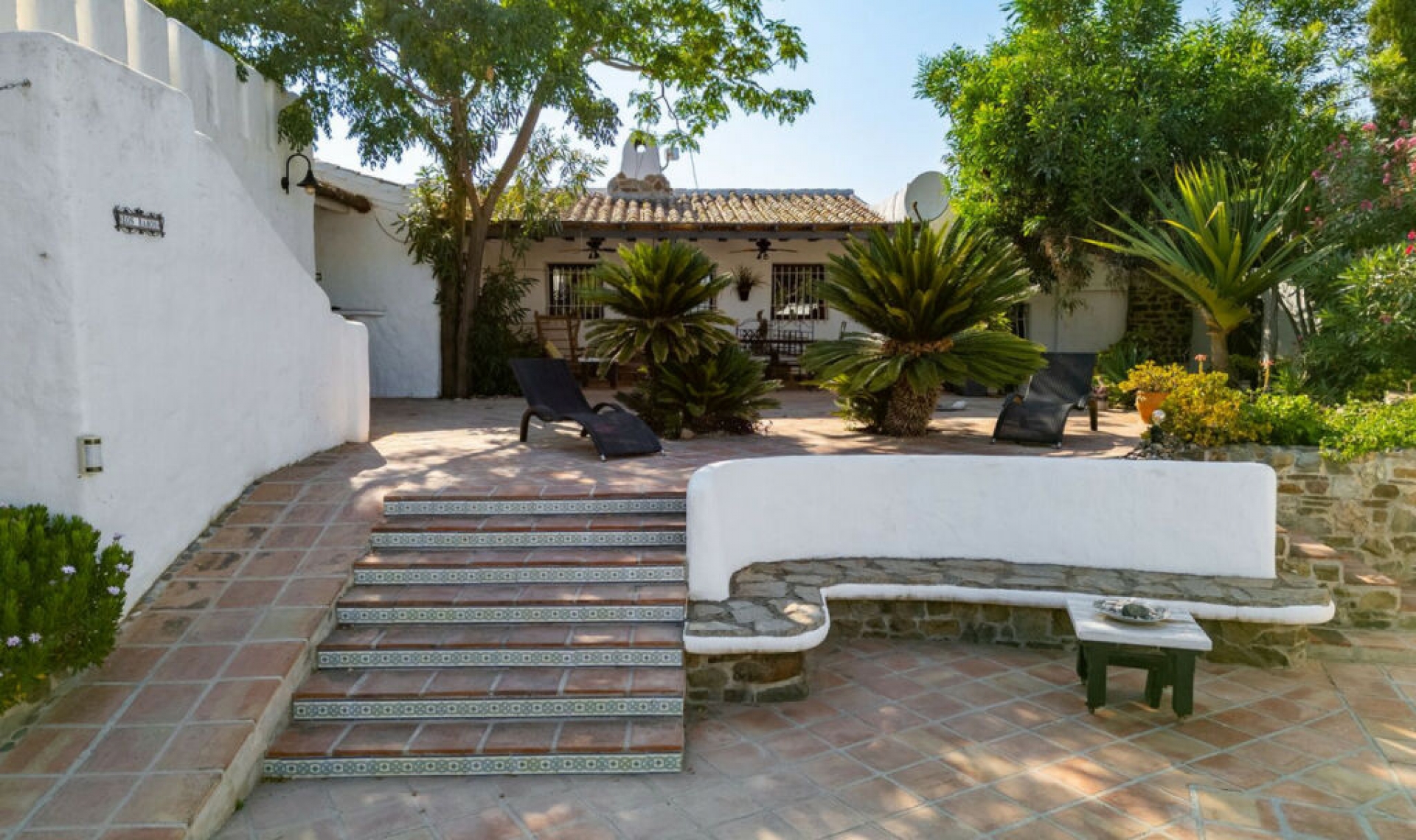 Resale - House -
Almayate