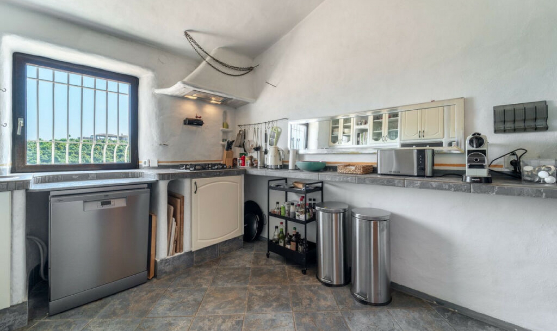 Resale - House -
Almayate