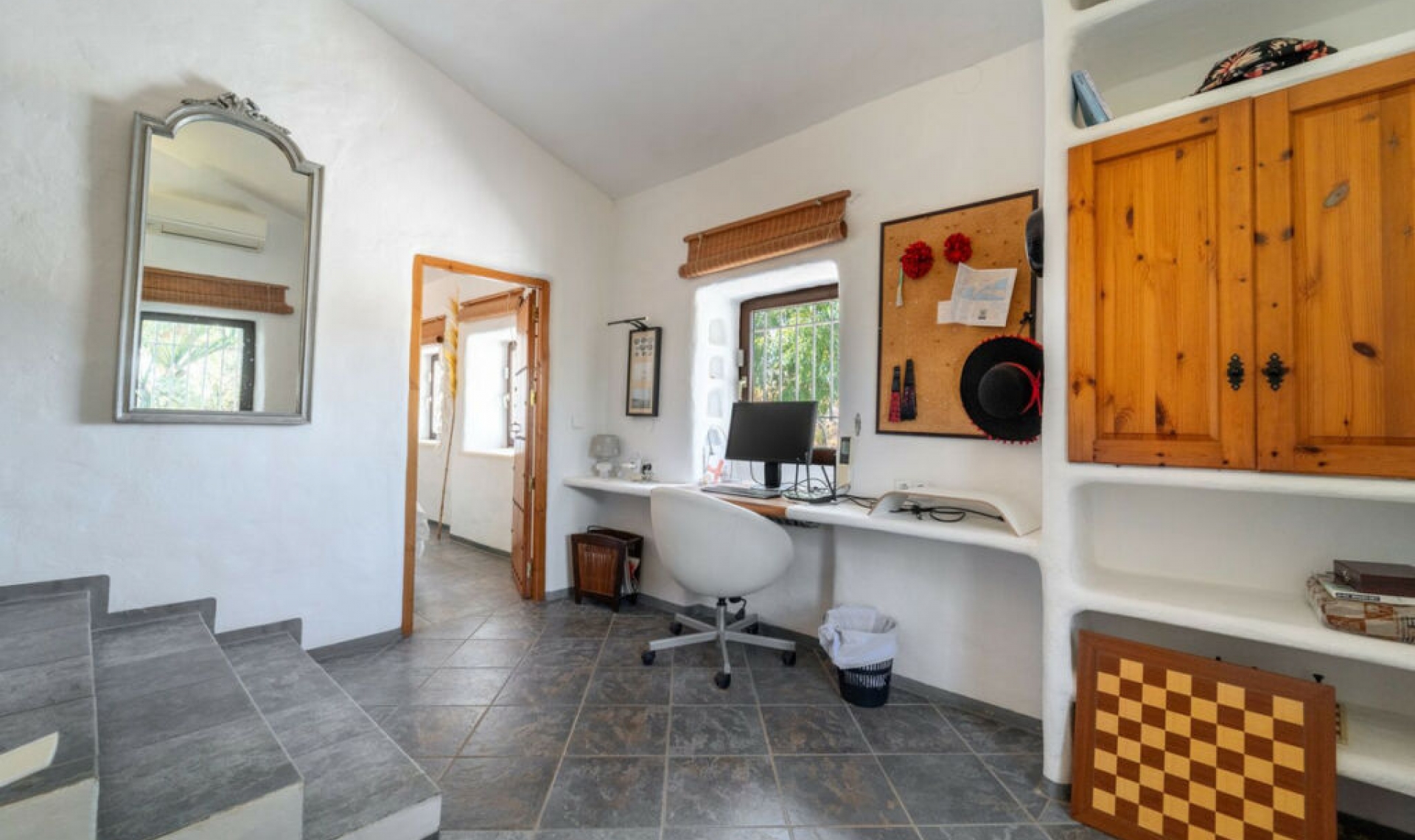 Resale - House -
Almayate