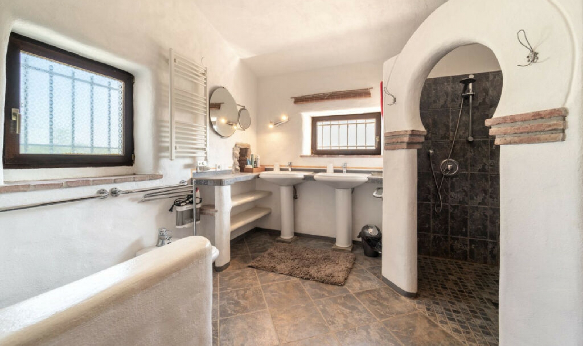 Resale - House -
Almayate