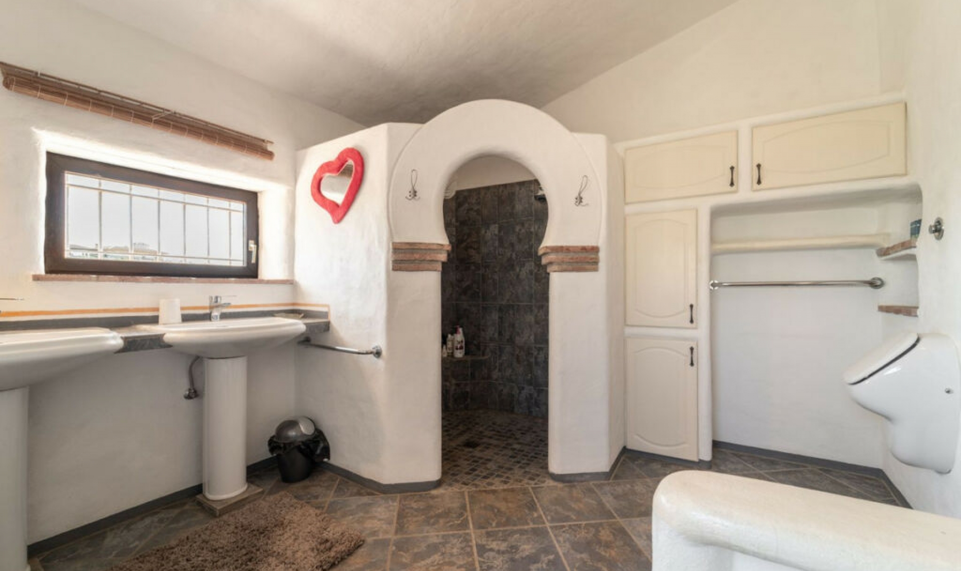 Resale - House -
Almayate