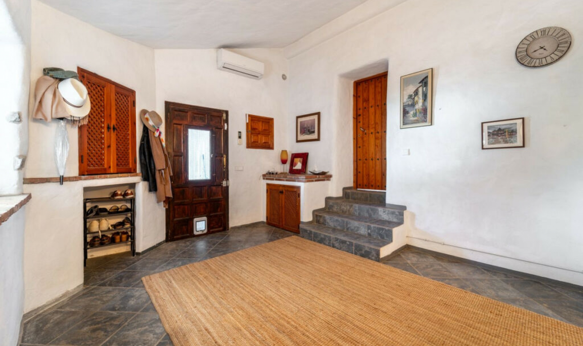 Resale - House -
Almayate