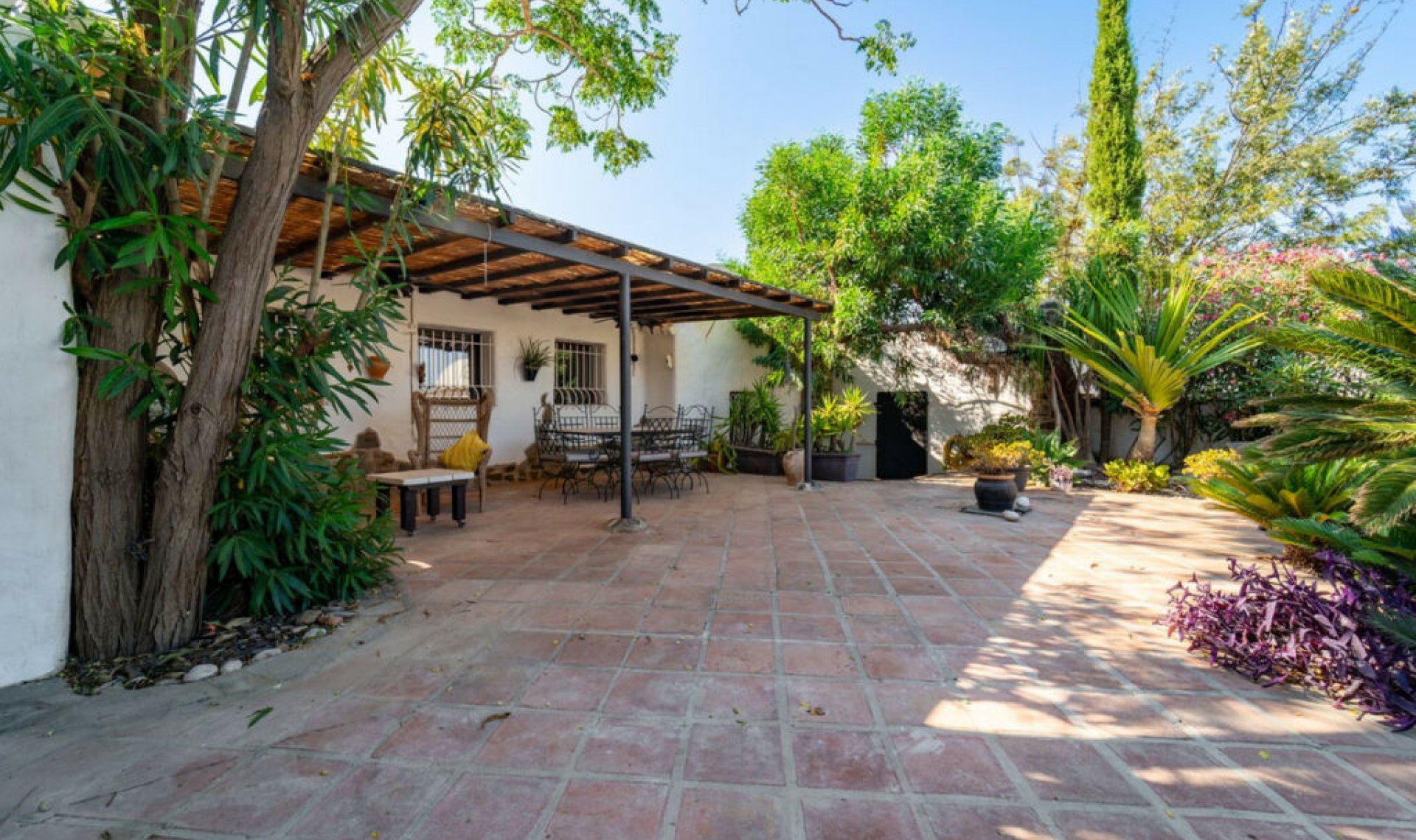 Resale - House -
Almayate