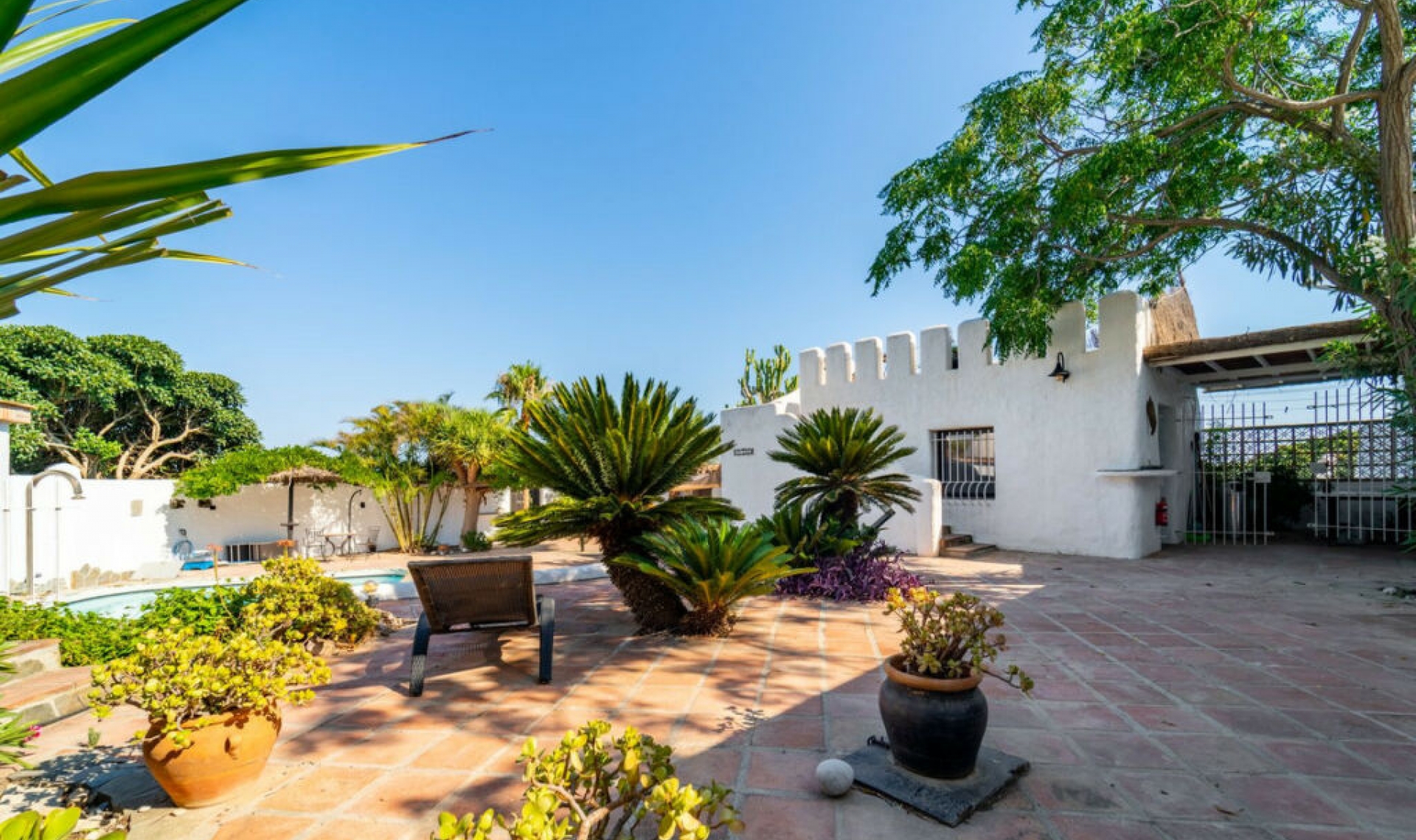 Resale - House -
Almayate