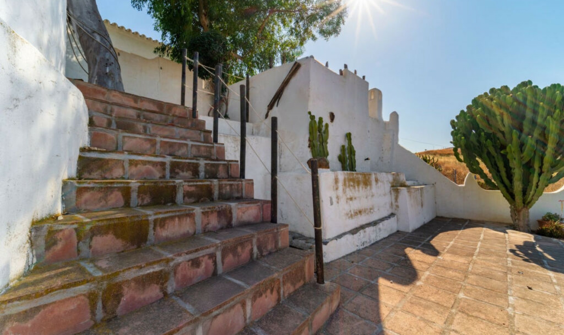 Resale - House -
Almayate