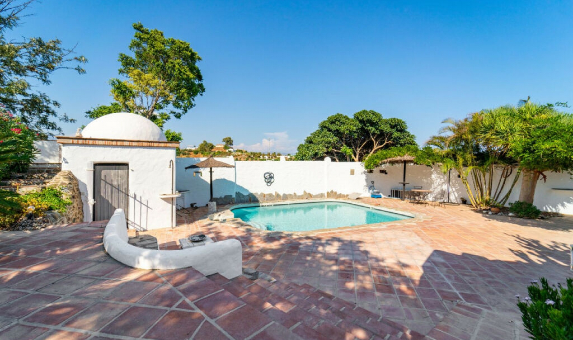 Resale - House -
Almayate