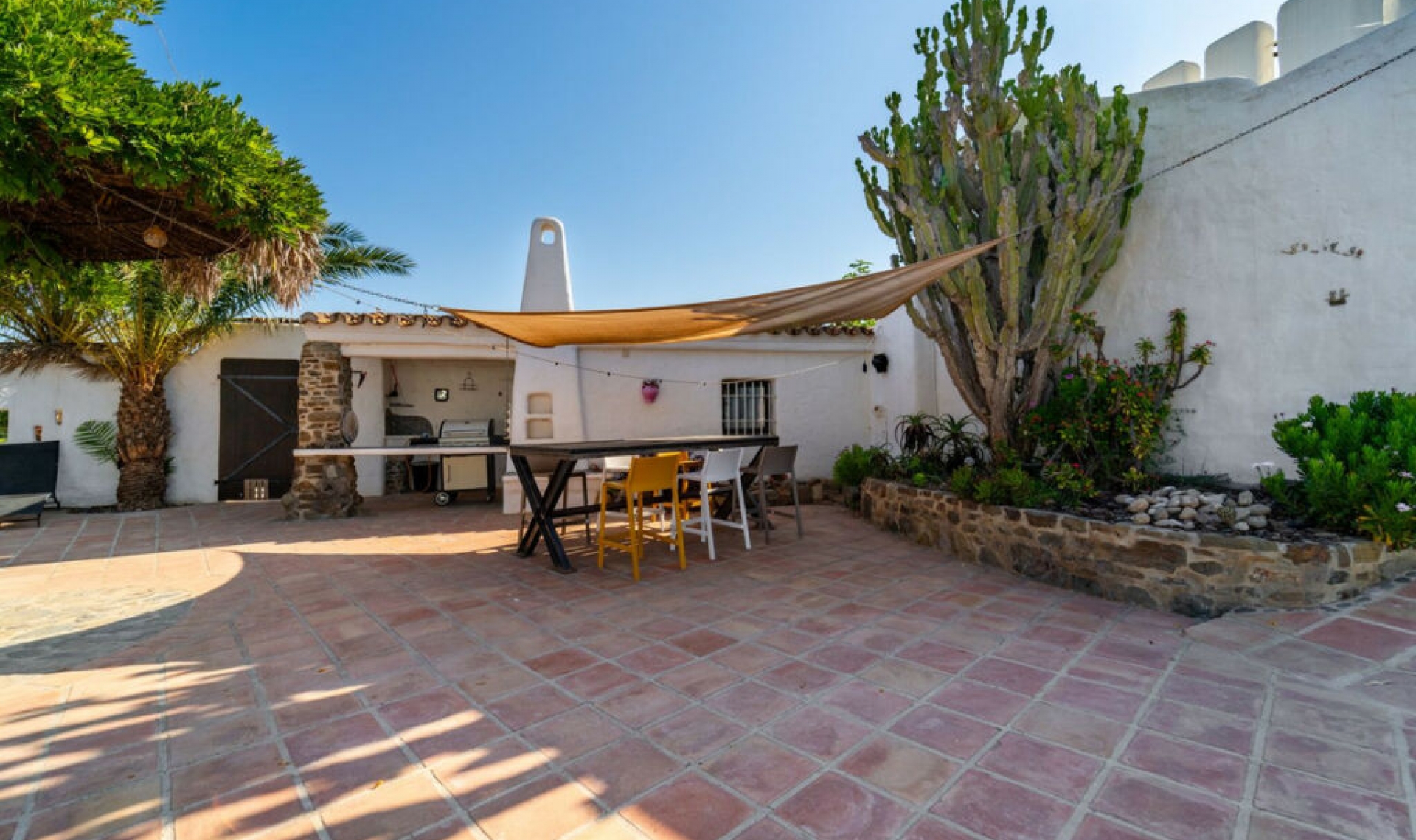 Resale - House -
Almayate