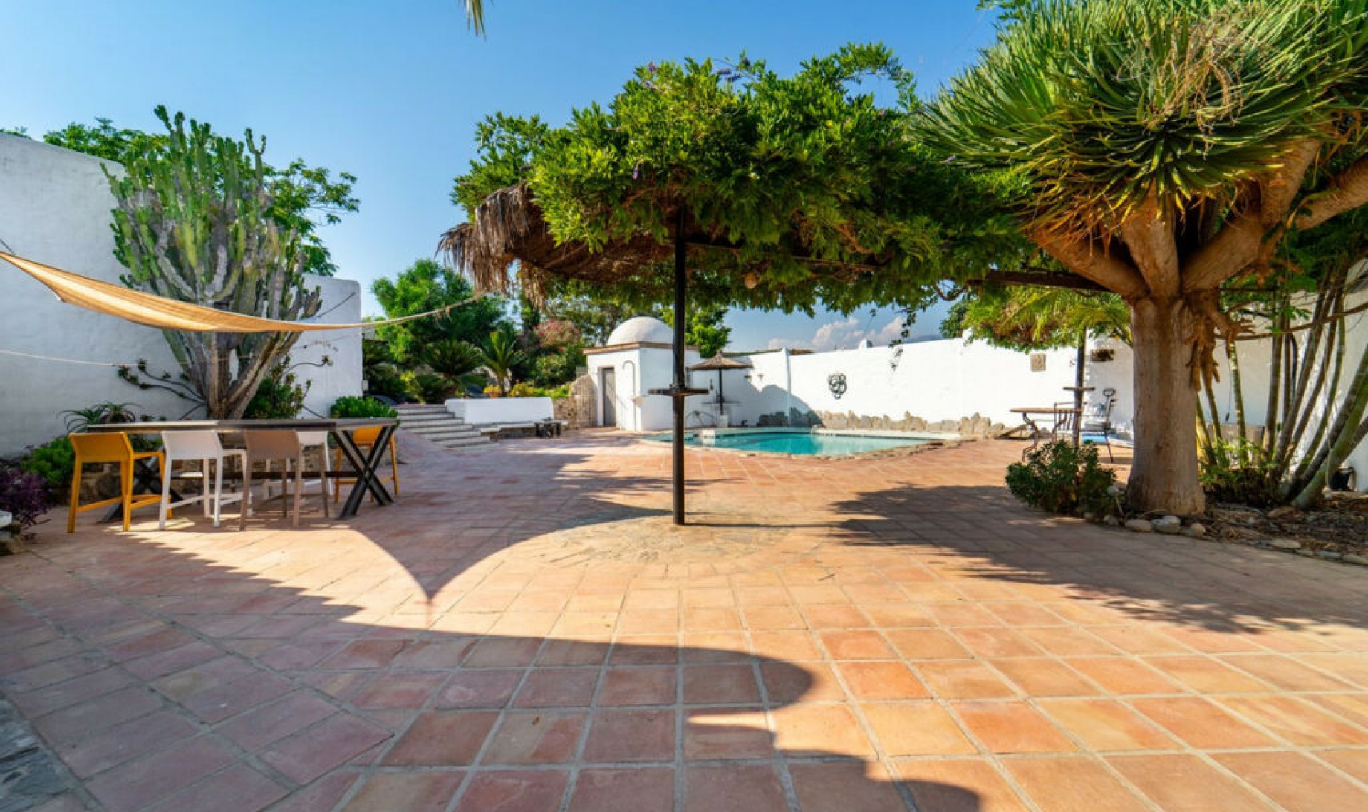 Resale - House -
Almayate