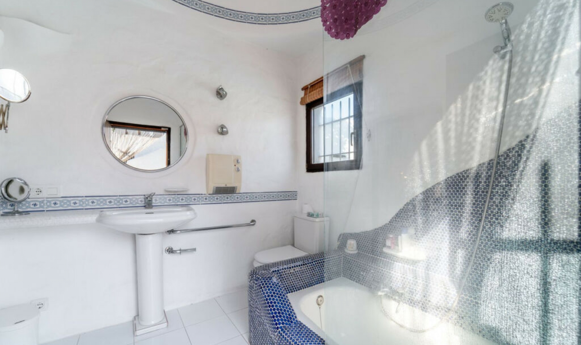 Resale - House -
Almayate