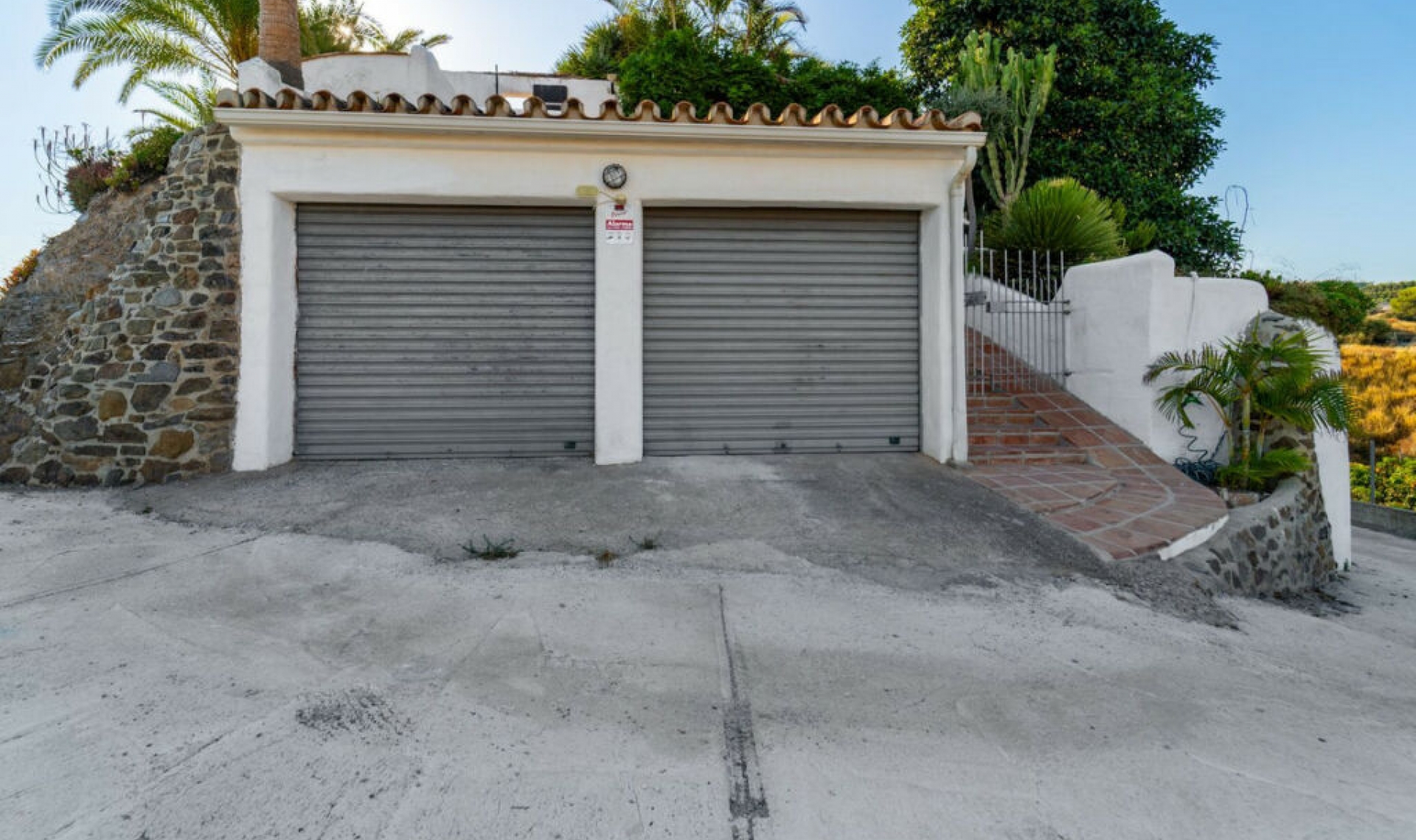 Resale - House -
Almayate