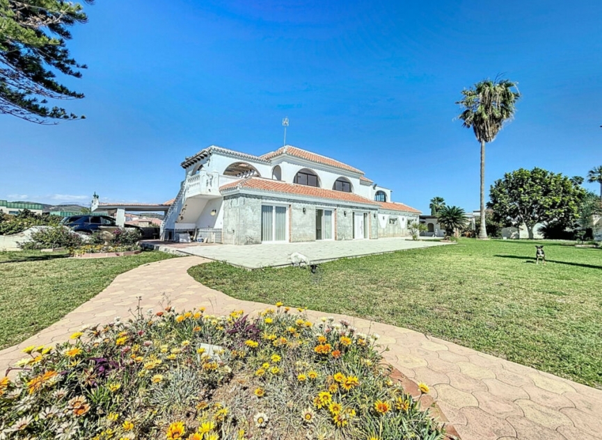 Resale - House -
Almayate