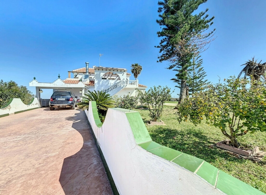 Resale - House -
Almayate