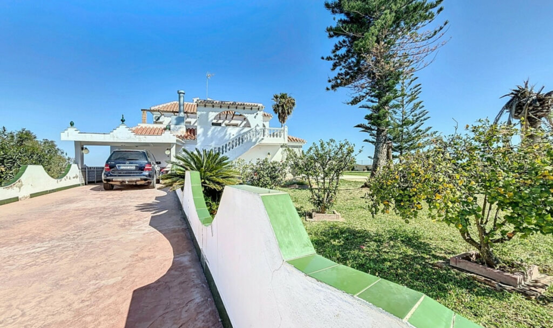 Resale - House -
Almayate