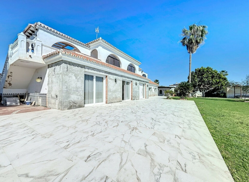 Resale - House -
Almayate