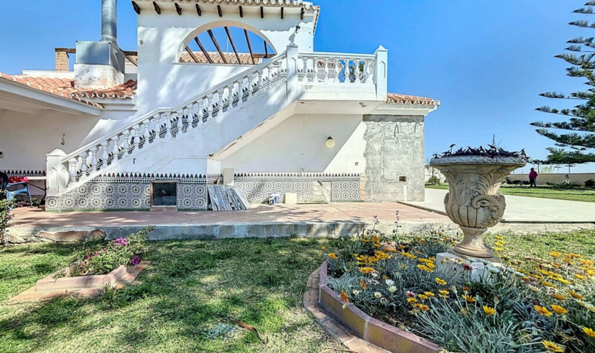 Resale - House -
Almayate