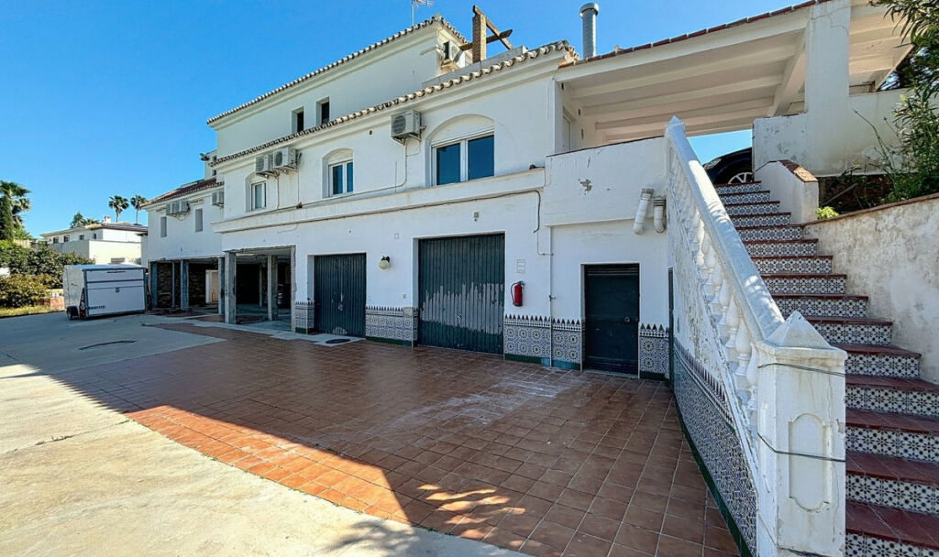 Resale - House -
Almayate