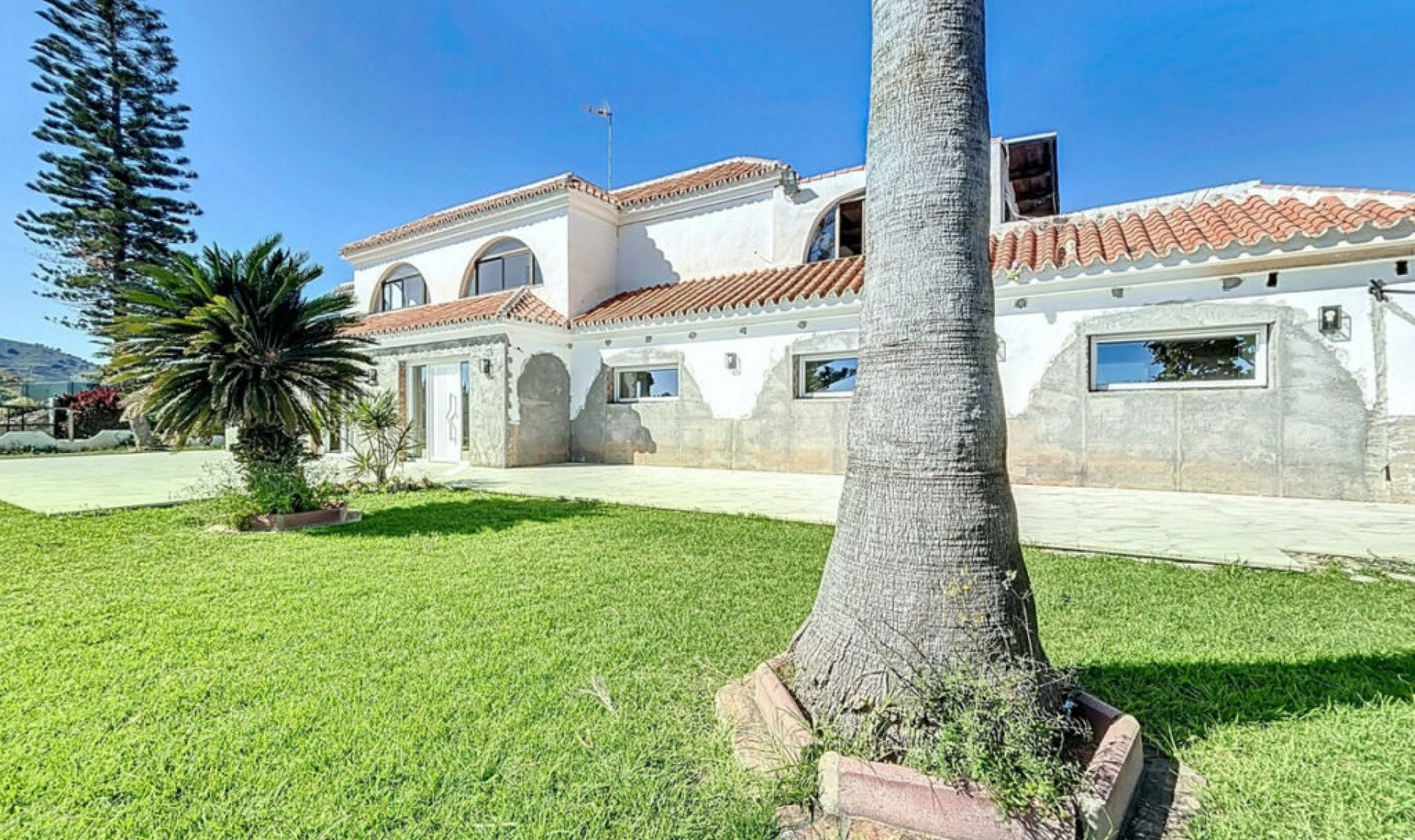 Resale - House -
Almayate