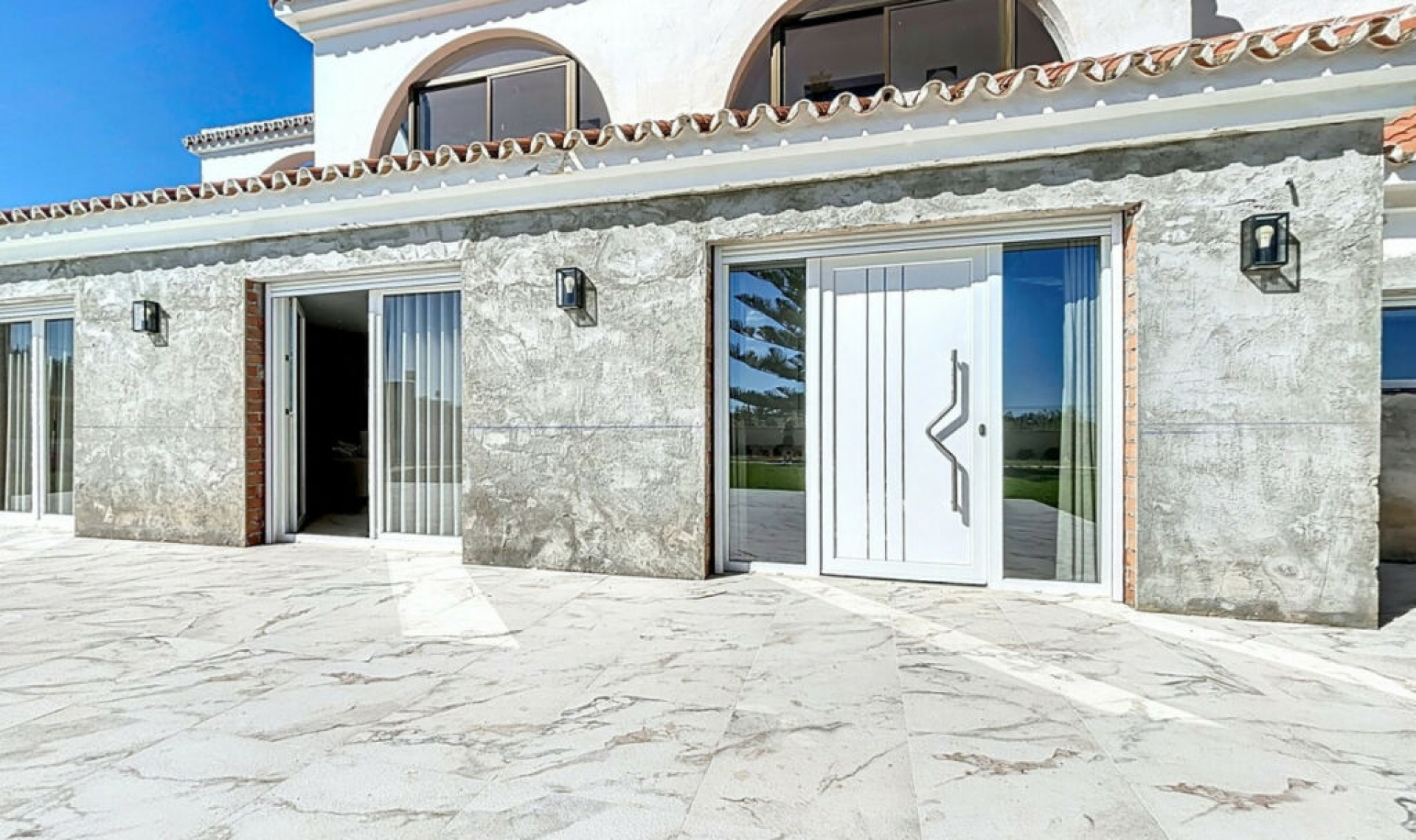 Resale - House -
Almayate