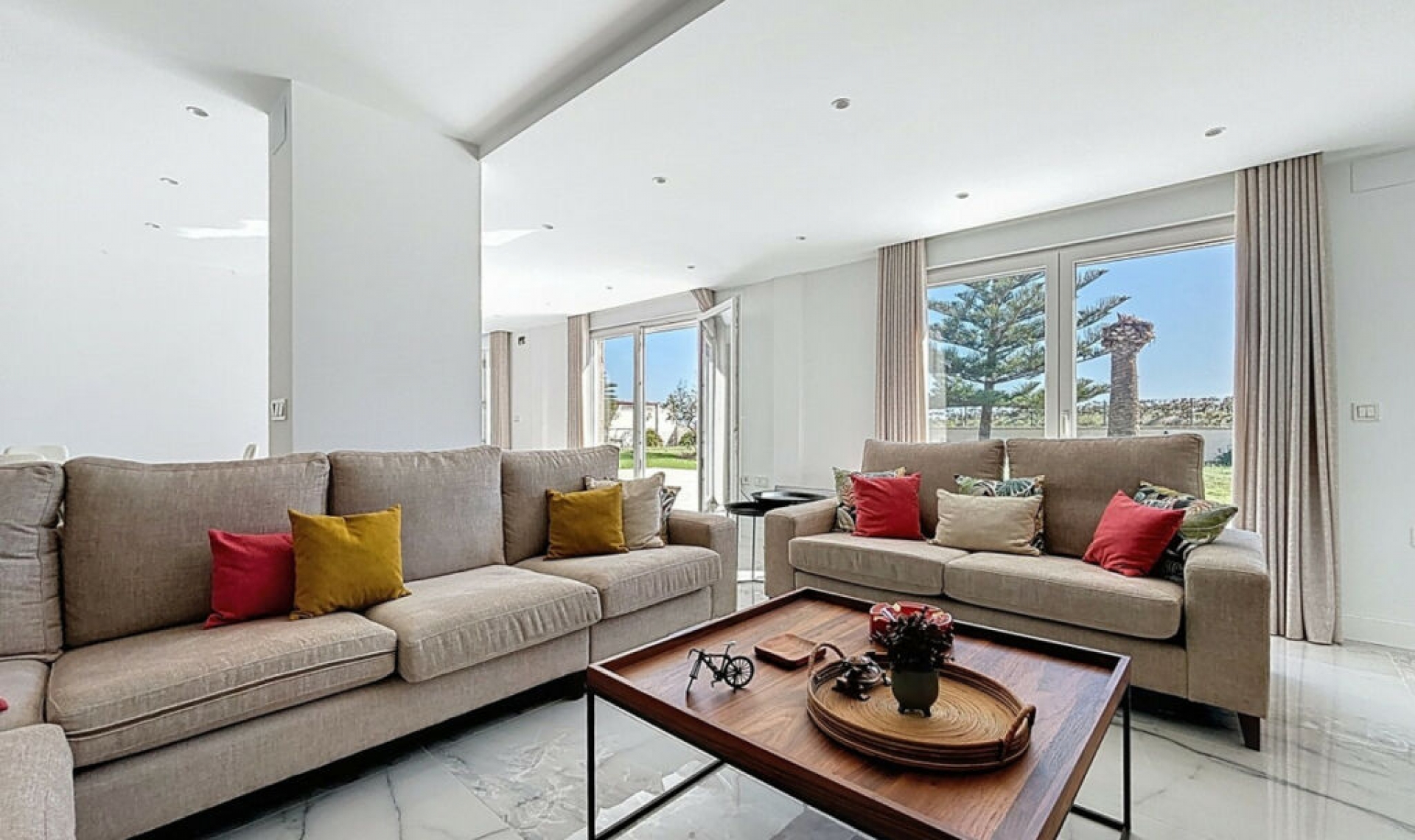 Resale - House -
Almayate