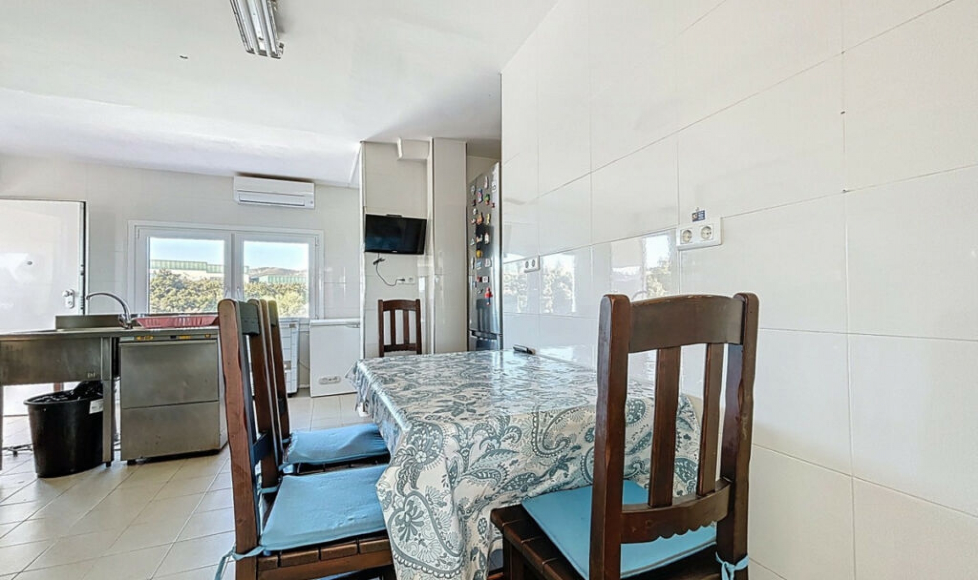 Resale - House -
Almayate
