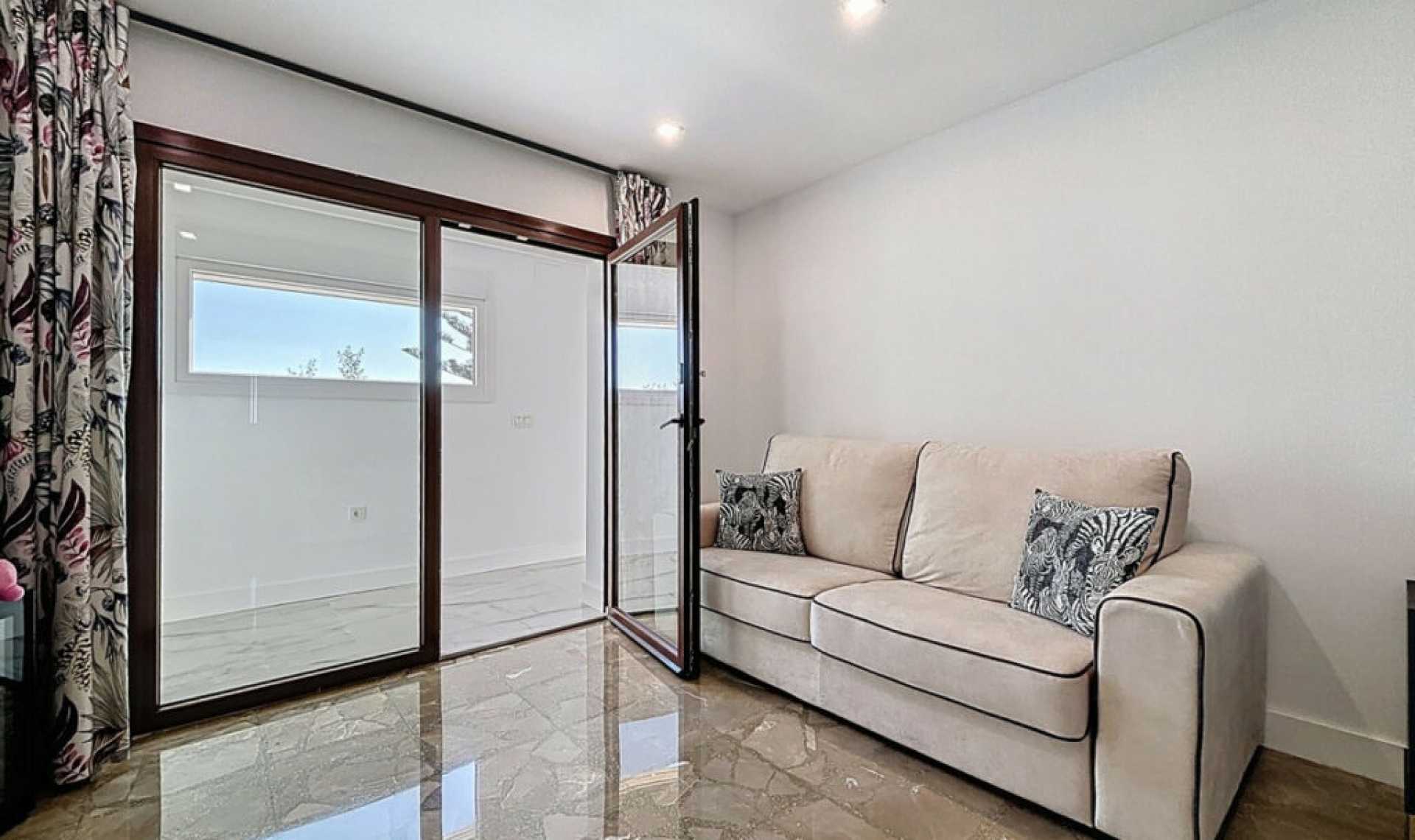 Resale - House -
Almayate