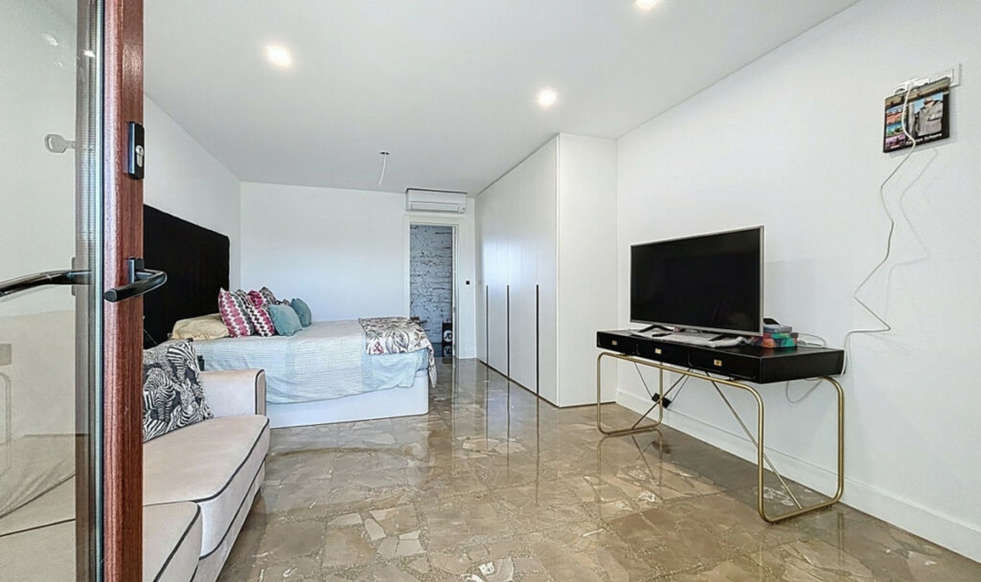 Resale - House -
Almayate