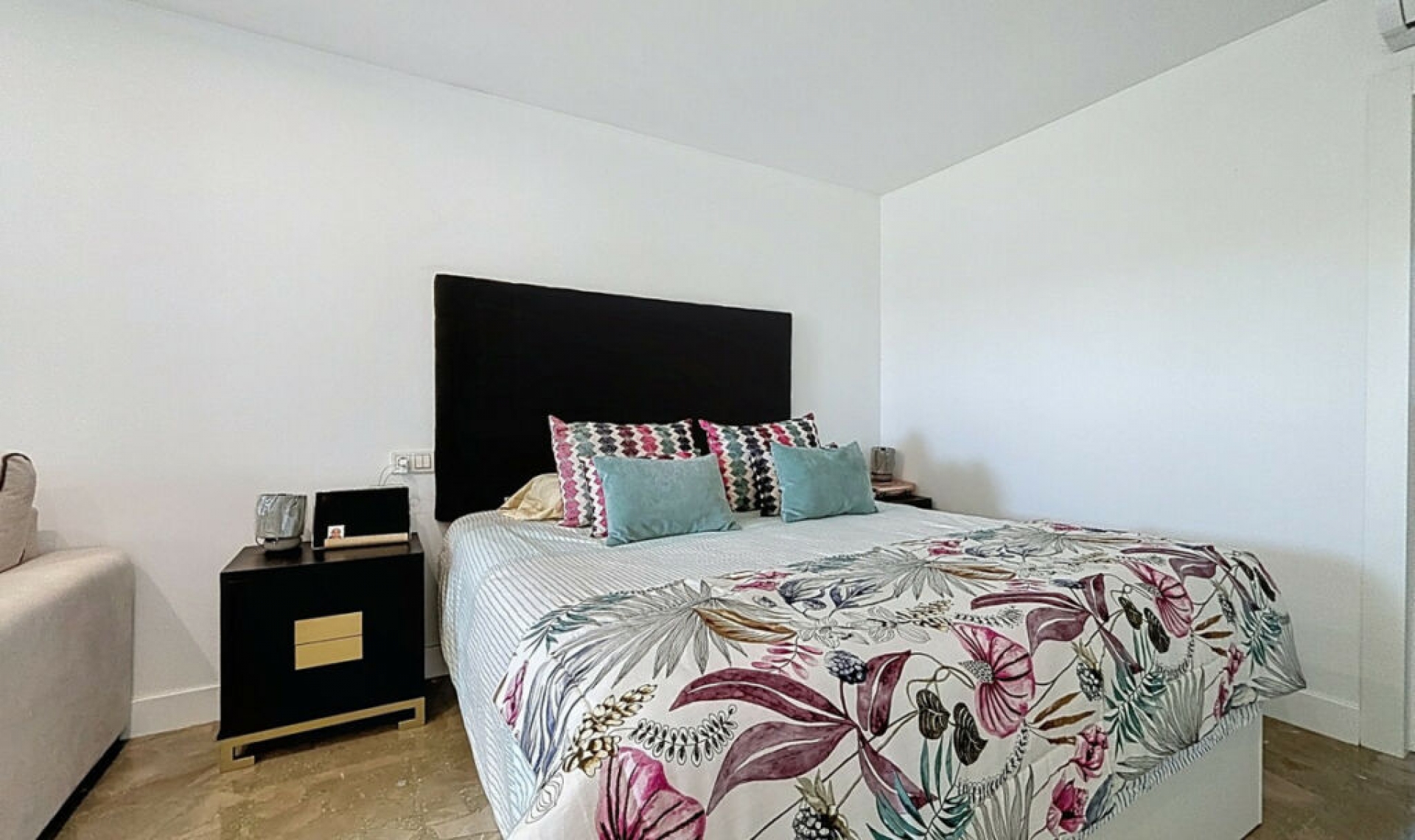 Resale - House -
Almayate