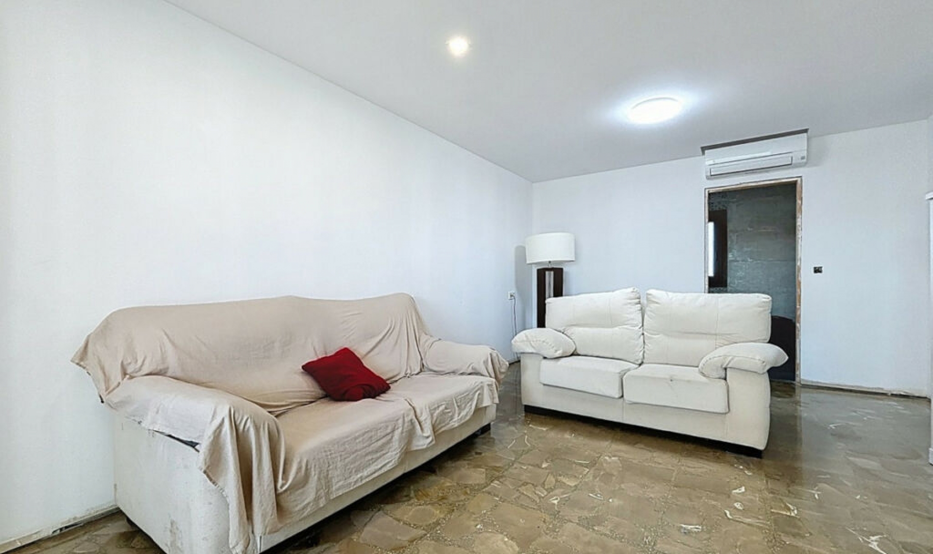Resale - House -
Almayate