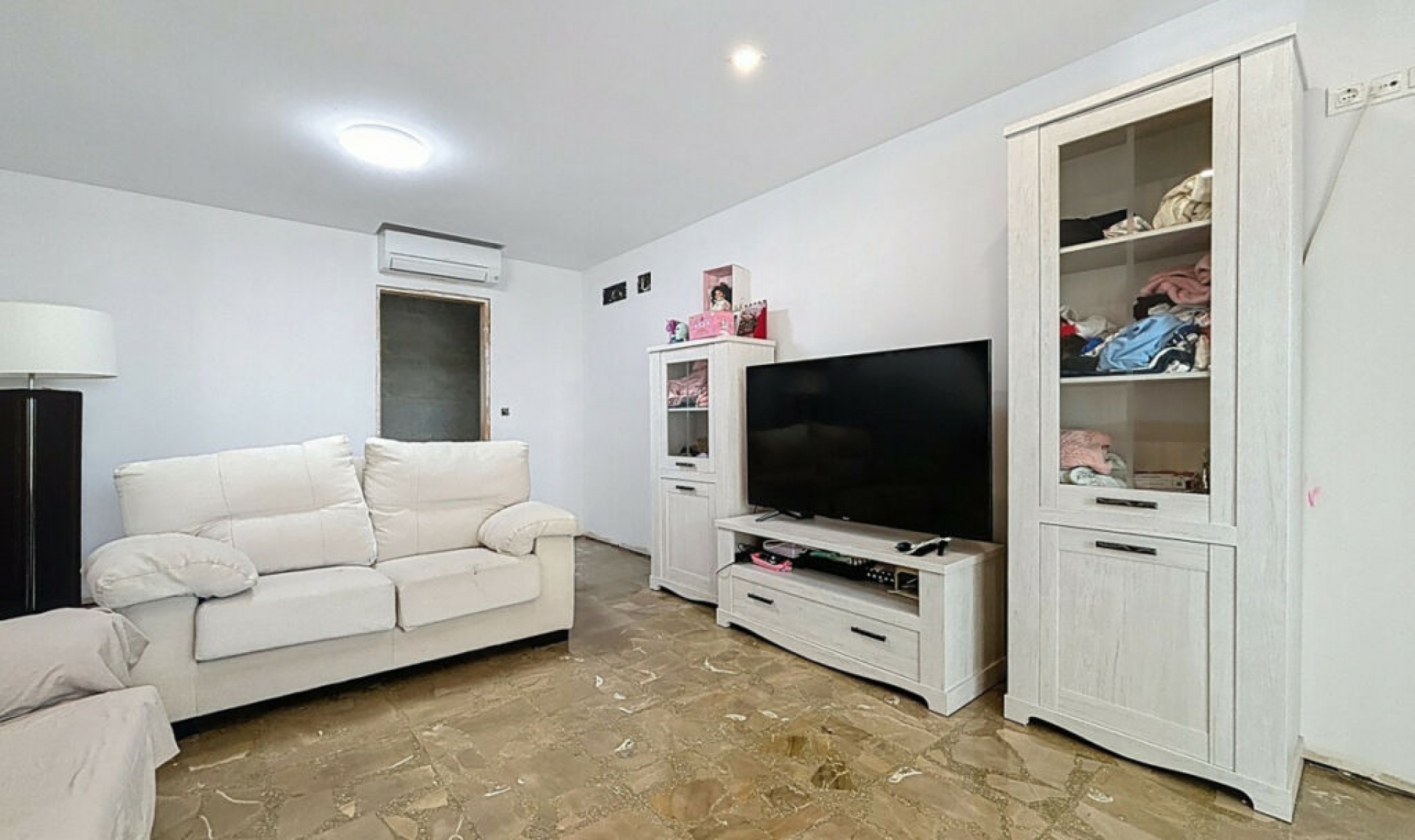 Resale - House -
Almayate