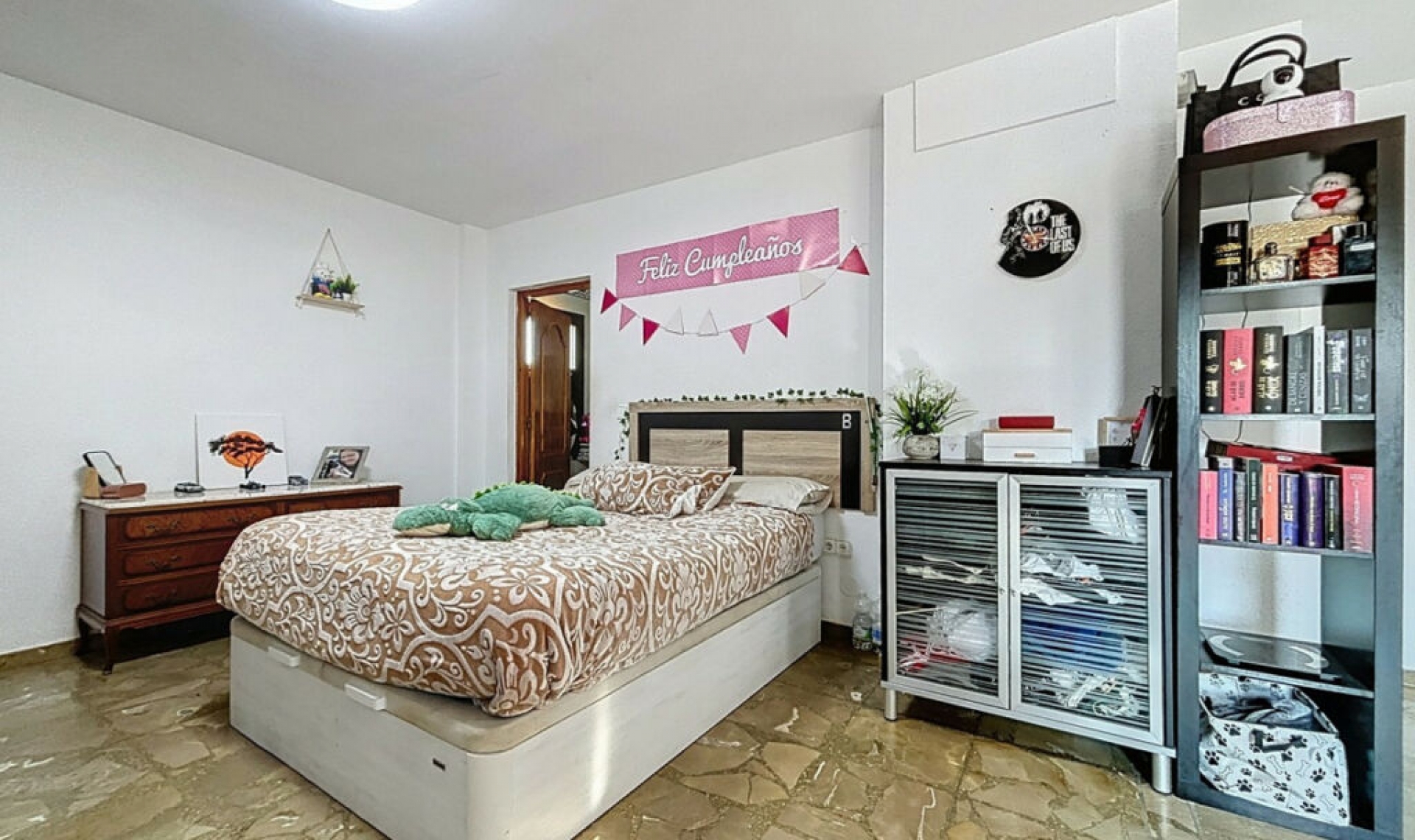 Resale - House -
Almayate