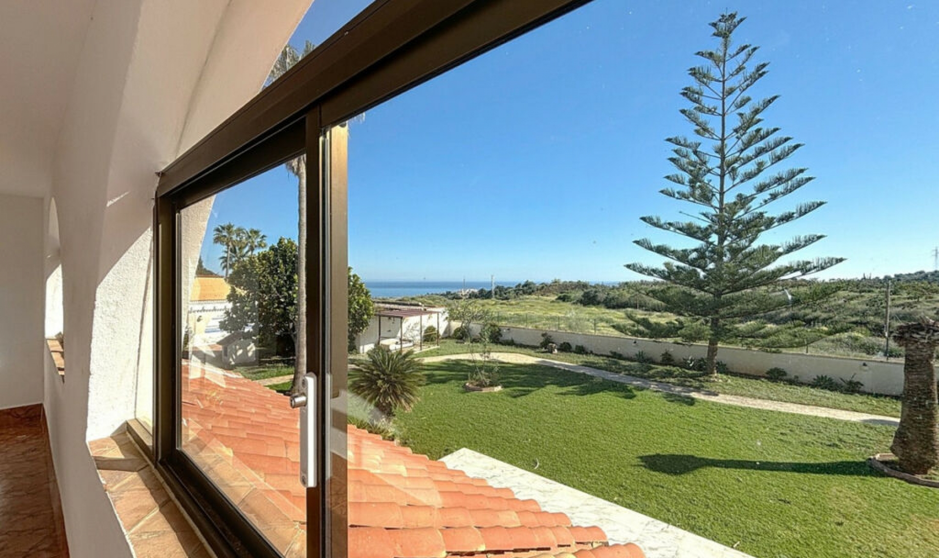 Resale - House -
Almayate